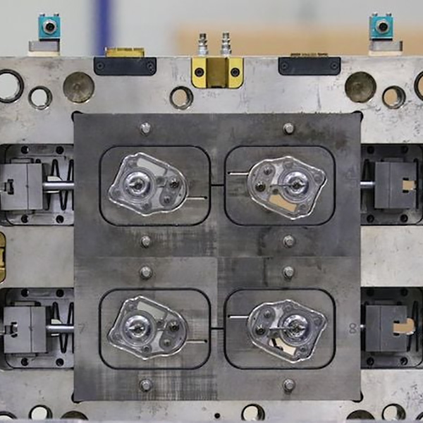 射出成形プロセス：おもちゃ、ビン、医療容器用のサイクルと機器