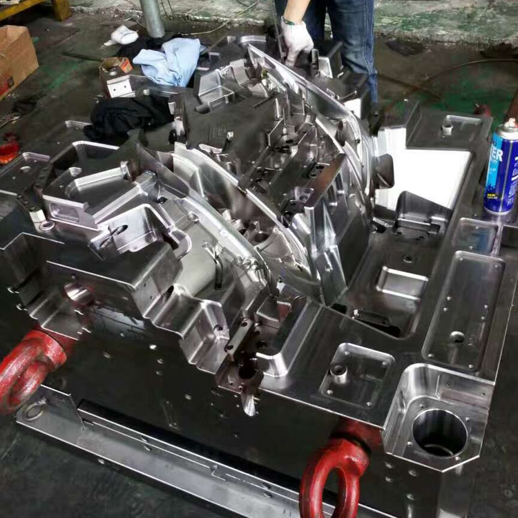 射出型のための電気放電加工（EDM）の重要性